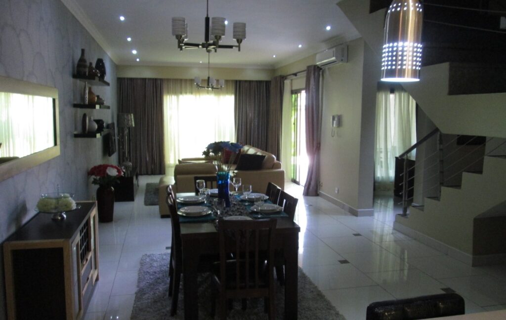 Open plan living room and dining area (2)